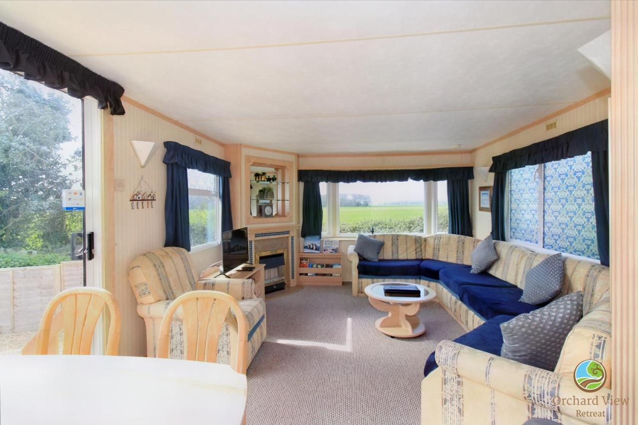 הוילה Little Clacton Orchard View Retreat - Dog Friendly, Enclosed Private Garden With Weather Dependant Hot Tub - Not On A Holiday Park מראה חיצוני תמונה